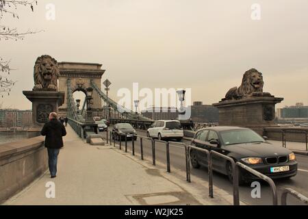 La circolazione dei pedoni e dei veicoli in Budapest, utilizzando la catena di Széchenyi ponte per attraversare il fiume Danubio tra Buda e Pest i lati della citta'. Foto Stock
