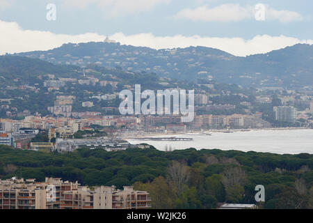 Vista su Mandelieu-La Napoule e Cannes sulla destra dalla montagna in Francia Foto Stock