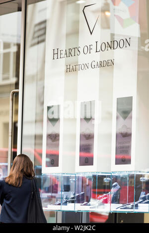 Una finestra shopper in Hatton Garden Londra Centrale Foto Stock