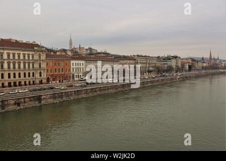 Una vista di lato di Buda della città di Budapest, lungo il fiume Danubio, tra il Széchenyi e Margaret ponti. Foto Stock