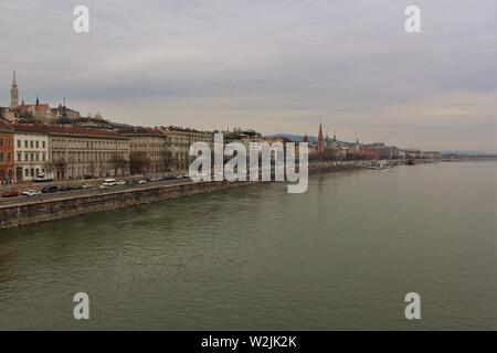 Una vista di lato di Buda della città di Budapest, lungo il fiume Danubio, tra il Széchenyi e Margaret ponti. Foto Stock