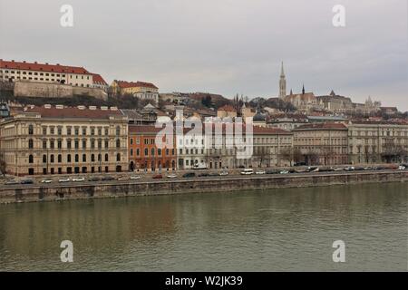 Una vista di lato di Buda della città di Budapest, lungo il fiume Danubio, tra il Széchenyi e Margaret ponti. Foto Stock