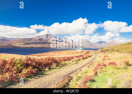 Bla Bheinn (Blaven) - spettacolare montagna rocciosa sul giorno caldo e soleggiato sull isola di Skye Foto Stock