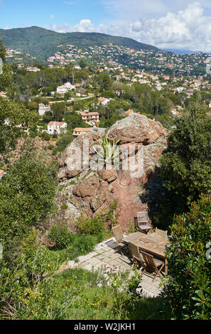 Vista su Mandelieu-La Napoule dal giardino di Francia Foto Stock