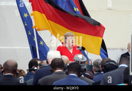 Meseberg, Germania. 09 Luglio, 2019. Il cancelliere Angela Merkel (CDU) accoglie favorevolmente il Corpo Diplomatico al ricevimento annuale a Meseberg Castello nel Land di Brandeburgo e dà un discorso nel giardino. Credito: Wolfgang Kumm/dpa/Alamy Live News Foto Stock