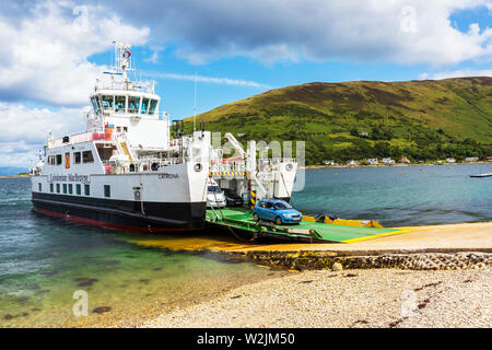 I veicoli lo sbarco di Caledonian MacBrayne traghetto per auto Catriona in uno scalo a Lochranza vicino a Newton punto, Isle of Arran sul Firth of Clyde, Foto Stock