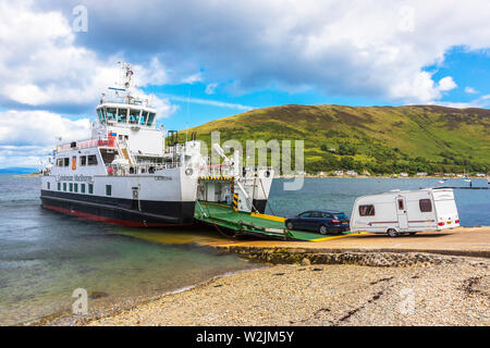 Auto e caravan di imbarcarsi sul Caledonian MacBrayne traghetto per auto Catriona in uno scalo a Lochranza, Isle of Arran vicino punto di Newton Foto Stock