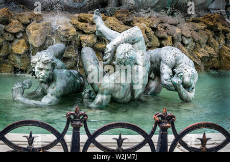 Tre figure maschili, parte dell'Girondins monumento a Bordeaux, Francia, Europa commemora la Rivoluzione francese in cui molte persone sono morte Foto Stock