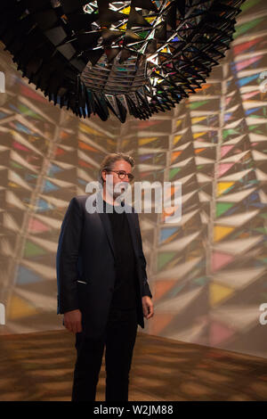 L'artista danese Olafur Eliasson in apertura della sua mostra "nella vita reale' alla Tate Modern di Londra. Foto Stock