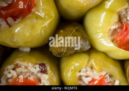 Tradizionali piatti Turchi: peperoni ripieni con olio di oliva e ripieno di foglie di uva; Foto Stock