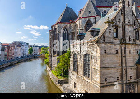 XIV secolo San Michele chiesa sul fiume Leie in Gand, Belgio Foto Stock