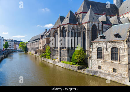 XIV secolo San Michele chiesa sul fiume Leie in Gand, Belgio Foto Stock