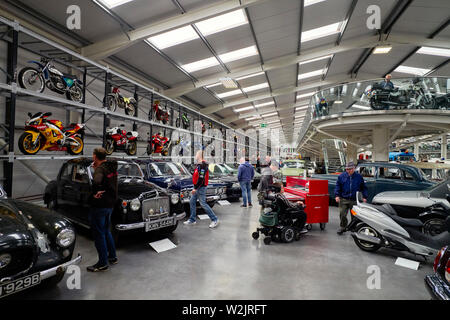 All'interno dell'Isola di Man Jurby motor museum con centinaia di auto e moto che mostra che sia accessibile da parte di un disabile Foto Stock