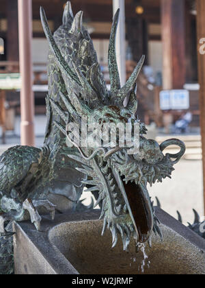 Un drago di alimentazione di acqua alla fontana di purificazione di Higashi Hongan-ji di Kyoto, Giappone. Foto Stock