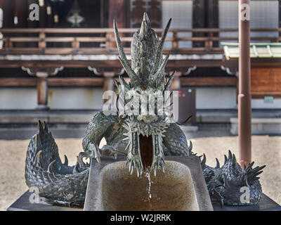Un drago di alimentazione di acqua alla fontana di purificazione di Higashi Hongan-ji di Kyoto, Giappone. Foto Stock