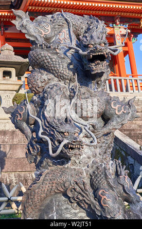 Paura indurre dragons nella luce della sera a Kiyomizu-dera tempio di Kyoto, Giappone. Foto Stock