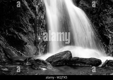 Una cascata sulla valle Walk, Ghiacciaio Franz Josef, Isola del Sud, Nuova Zelanda Foto Stock