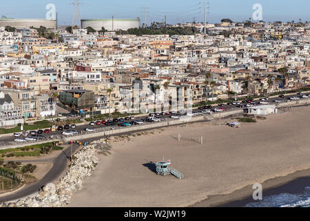 Pomeriggio Vista aerea di spiagge di sabbia, ad alta densità abitativa e serbatoi di accumulo carburante in Manhattan Beach, vicino a Los Angeles, California. Foto Stock