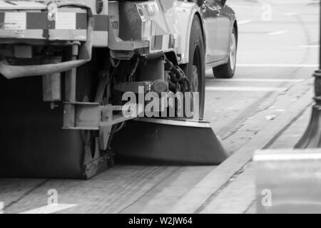 Pulitore di strada in bianco e nero Foto Stock