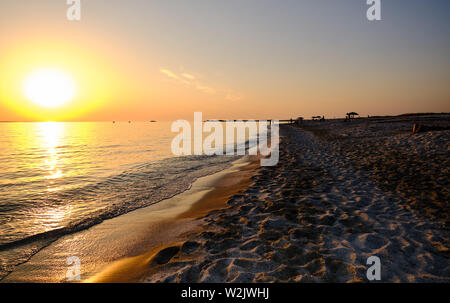 Ultimo tramonto sardo sui Mari Ermi mare, Cabras, Oristano, Sardegna Foto Stock