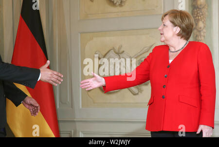 Meseberg, Germania. 09 Luglio, 2019. Durante il ricevimento annuale del Corpo Diplomatico a Schloss Meseberg, il Cancelliere tedesco Angela Merkel (CDU, r) accoglie favorevolmente gli ambasciatori delle missioni diplomatiche di base in Germania. Credito: Wolfgang Kumm/dpa/Alamy Live News Foto Stock