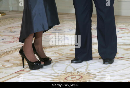 Meseberg, Germania. 09 Luglio, 2019. Durante il ricevimento annuale del Corpo Diplomatico a Schloss Meseberg, il Cancelliere tedesco Angela Merkel (CDU, r) accoglie favorevolmente gli ambasciatori delle missioni diplomatiche di base in Germania. Credito: Wolfgang Kumm/dpa/Alamy Live News Foto Stock