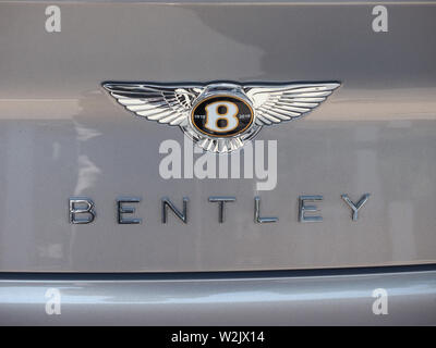 LONDON, Regno Unito - circa giugno 2019: Bentley logo sul cofano per auto Foto Stock