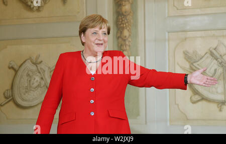 Meseberg, Germania. 09 Luglio, 2019. Il cancelliere Angela Merkel (CDU) è attesa per l arrivo del Corpo Diplomatico, che ha invitato a presenziare al ricevimento annuale a Meseberg Castello nel Brandeburgo. Credito: Wolfgang Kumm/dpa/Alamy Live News Foto Stock