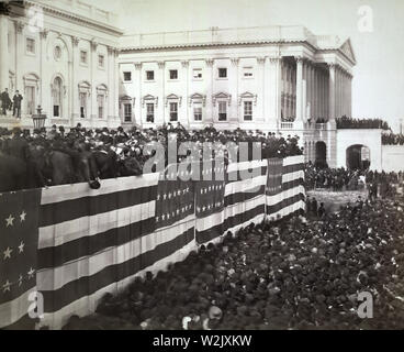 Chief Justice Morrison R. Waite somministrando il giuramento di ufficio di Garfield sul portico est degli Stati Uniti Capitol, Washington DC, USA, fotografia di George Prince, 4 marzo 1881 Foto Stock