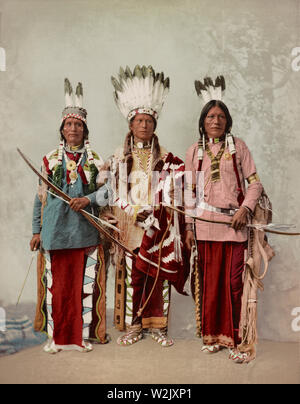 Tre uomini di Apache, Chief Garfield, astuccio Te Foya e Sanches, completi, ritratto fotografico di Detroit Company, 1899 Foto Stock