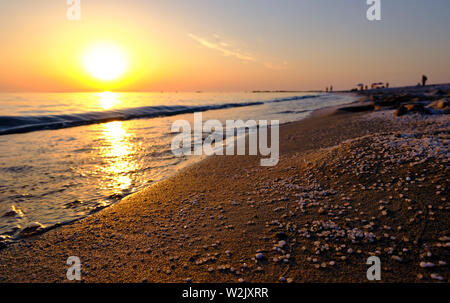 Ultimo tramonto sardo sui Mari Ermi mare, Cabras, Oristano, Sardegna Foto Stock