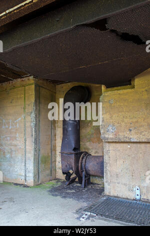 Cappa / cappa di scarico / smorzatore in WWII bunker di artiglieria a batterie d'Azeville / Batteria Azeville, Normandia, Francia Foto Stock