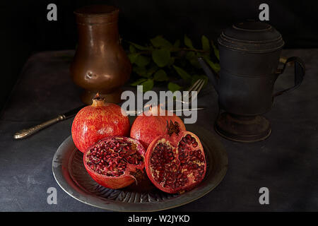 Bodegon di frutta fresca. Melograni, uva nera, albicocche, pere e mele. Foto Stock