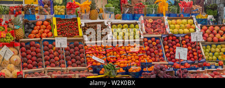 Milano Italia Giugno 29, 2019: esposizione di merci presso il mercato della frutta nel nuovo quartiere isola di Milano Foto Stock