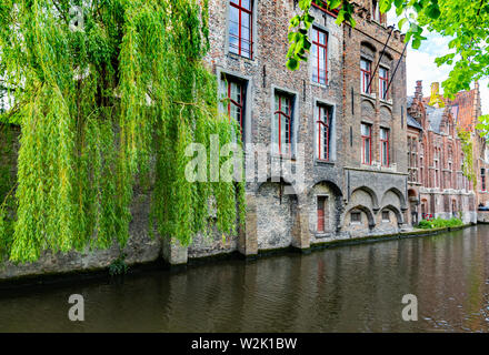 Vista del Dijver canal con case e alberi a Bruges, Belgio Foto Stock