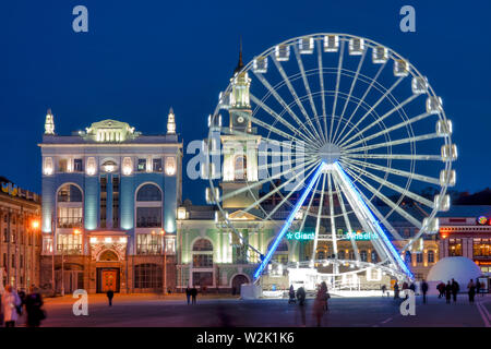 La ruota panoramica Ferris in Piazza Kontraktova, Kiev, Ucraina Foto Stock