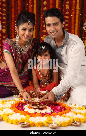 Ritratto di una famiglia che celebra Diwali Foto Stock
