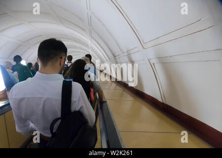 Escalator nella metropolitana di Mosca Foto Stock