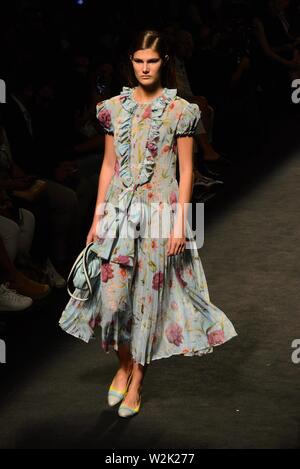 Madrid, Spagna. 09 Luglio, 2019. Modello di raccolta in pista una creazione dal " Devota Lomba " durante la Pasarela Cibeles Fashion Week Madrid a Madrid il Martedì, 09 luglio 2019. Credito: CORDON PREMERE/Alamy Live News Foto Stock