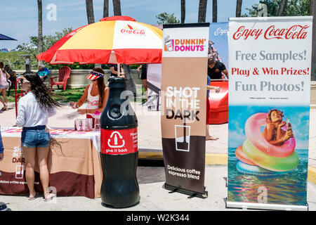 Miami Beach Florida, North Beach, Fire on the Fourth Festival 4 luglio annuale Coca-Cola coke campione gratuito nuovo prodotto Vanilla, Dunkin' Donuts Shot in the Foto Stock