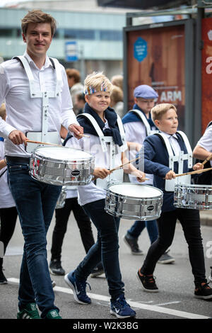 Tallinn, Estonia, 6 luglio, 2019: persone in abiti tradizionali nelle strade di Tallinn Foto Stock