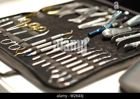Un set di strumenti dentali in un caso nella vetrina di un salone professionale. Foto Stock