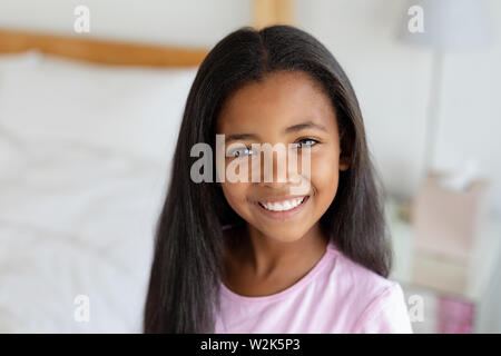 Ragazza in piedi in camera da letto a casa Foto Stock