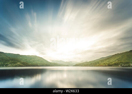 Vista del lago Pewa e incredibile cielo molto nuvoloso Foto Stock
