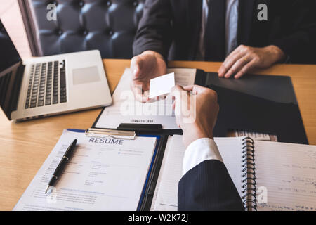 Datore di lavoro o il selezionatore tenendo la lettura di un riprendere durante circa il suo profilo del candidato, il datore di lavoro in tuta è condurre un colloquio di lavoro, manager resource Foto Stock