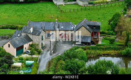 Il francese Brittany tipiche case di campagna. Costruiti in pietra e tetti in ardesia, in un ambiente verde. Foto Stock