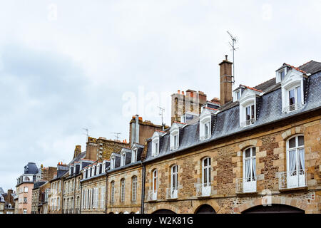 Il francese Brittany tipiche facciate. Costruiti in pietra e tetti in ardesia. Foto Stock