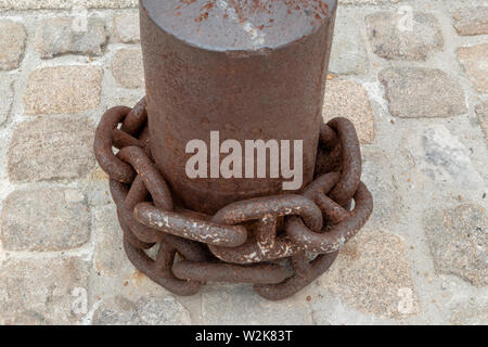 Porto con bollard e rusty catena di ferro Foto Stock