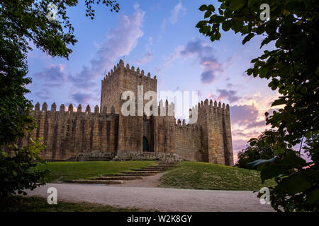 Guimaraes, Portogallo - Luglio 7, 2019 : colorato tramonto castello Guimaraes, Portogallo Foto Stock