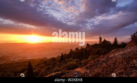 Guimaraes, Portogallo - Luglio 6, 2019: tramonto in cima alla collina Penha, Guimaraes Portogallo Foto Stock